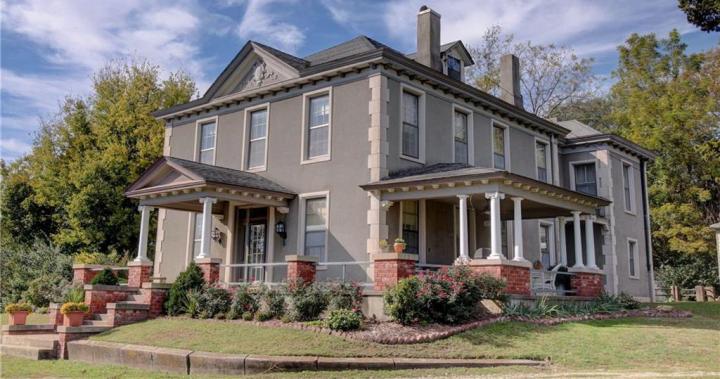 Leavenworth, KS | $389,000 | beds 5 baths 2.5