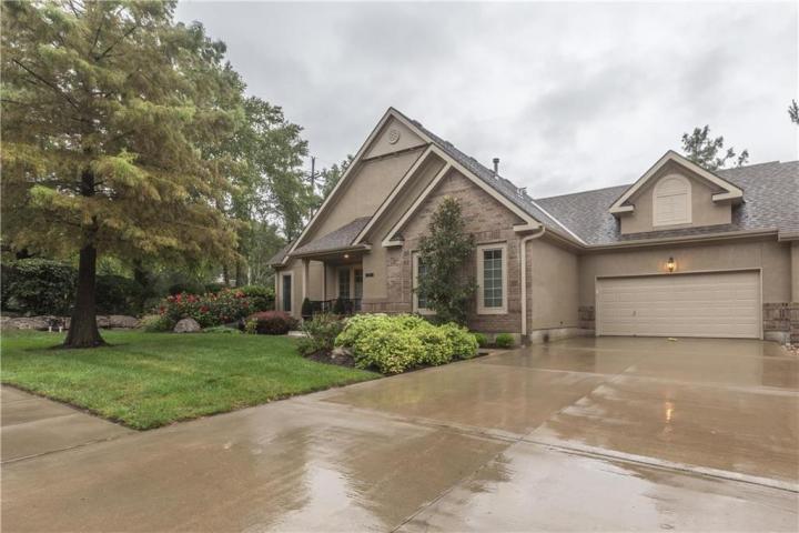 Shawnee, KS | $370,000 | beds 3 baths 3