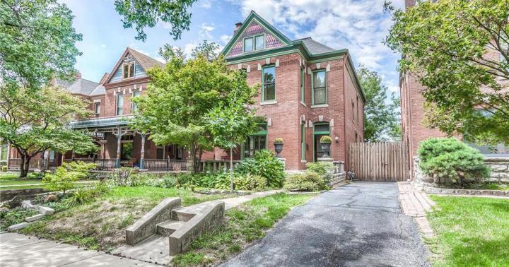 Union Hill | KC, MO | $469,000 | beds 3 baths 2.5