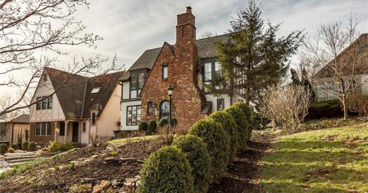 Westwood Hills, KS | $475,000 | beds 4 baths 3