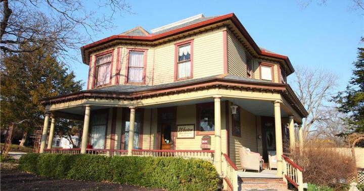 Weston, MO | $449,000 | beds 4 baths 4.5