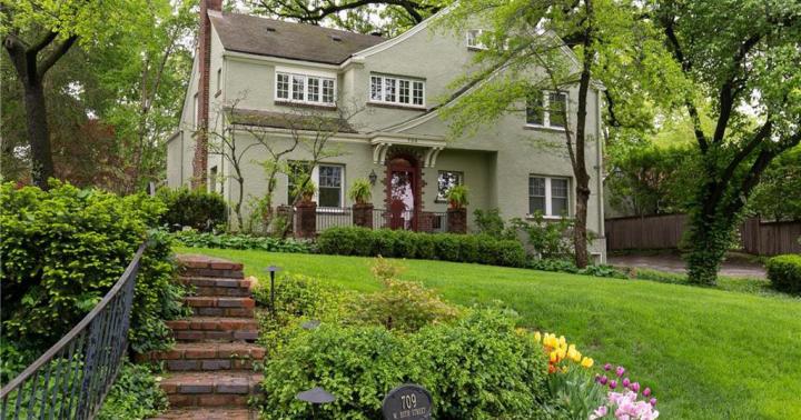 Brookside | KC, MO | $825,0000 | beds 4 baths 3.5