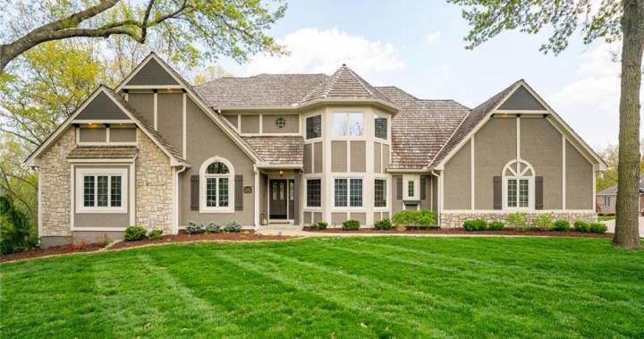 Blue Springs MO $570,000