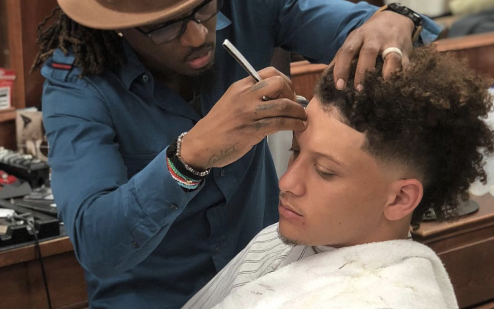 DeJuan cuts Patrick Mahomes' hair