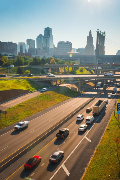 Cars on a highway with the KC skyline in the background